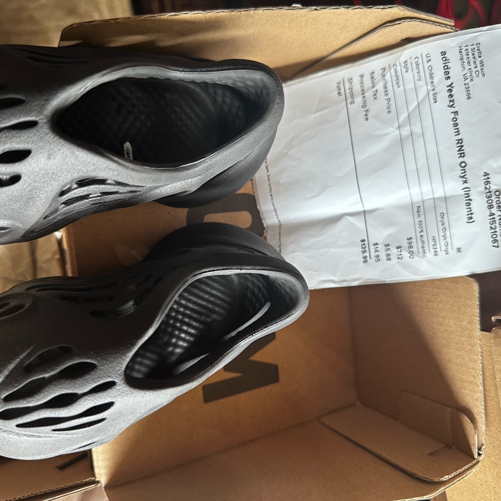Black Yeezy runners infant 3k